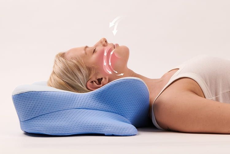 Woman resting on her back with her neck cradled by the Derila Ergo pillow's contoured support